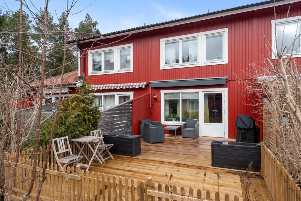 Montering av fritidshus BRF. Tumba Storvreten i Botkyrka